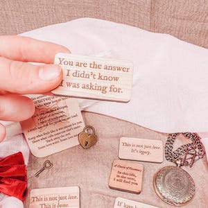 Set de recuerdos "Amor preciado": perfecto para ocasiones románticas / Azulejos misteriosos sorpresa de 5 piezas / Colección de recuerdos de Pocket Lore™