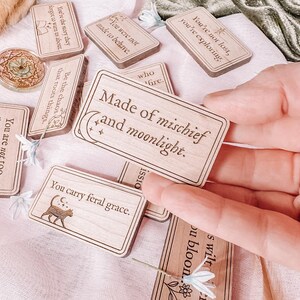 Set di due piastrelle in legno con affermazione simbolica / Set di streghe misteriose per la decorazione della casa per l'ispirazione quotidiana / The Familiar di Pocket Lore™
