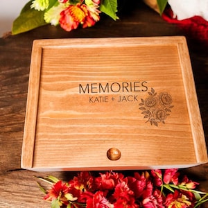 Caja de recuerdos de madera con grabado floral hecho a mano: regalo de recuerdo