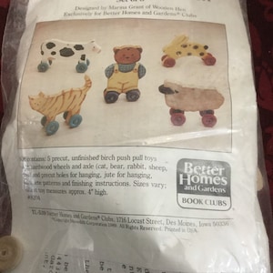 Puede incluir: Un conjunto de 5 juguetes de empuje y tracción de abedul sin terminar de la colección Folk Toy. El conjunto incluye una vaca, un oso, un conejo, una oveja y un gato, cada uno con ruedas de madera dura. Los juguetes miden unos 10 cm de alto.