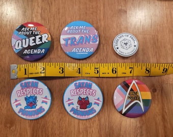 Botões Nerdy e Queer!! Agenda Queer, Agenda Trans, Pronomes de Respeito a Satanás, Ame com Orgulho