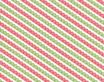 Könnte beinhalten: Ein sich wiederholendes Muster aus diagonalen Streifen in Rot und Grün, abwechselnd mit weißen Streifen. Die roten und grünen Streifen sind mit einem floralen Spitzendesign verziert. Das Muster eignet sich für Stoff oder Tapeten.