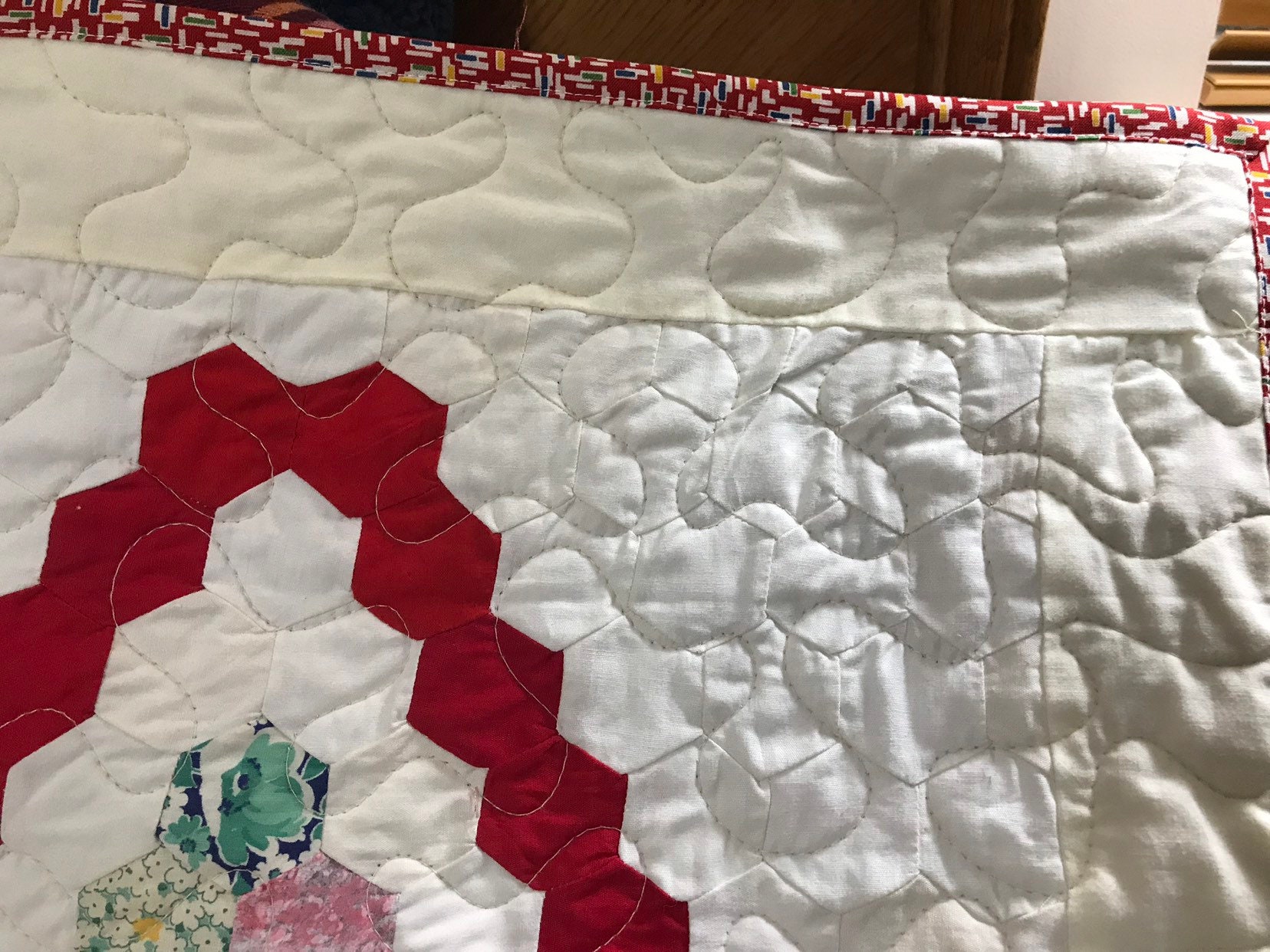 ヴィンテージフィードサックヘキサゴンキルト：手縫いコットン、91 x