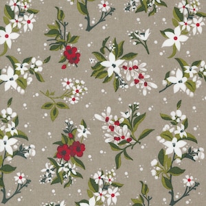 Op de afbeelding: Een beige stof met een herhalend patroon van witte bloemen en rode bessen. De bloemen hebben vijf bloemblaadjes en zijn in trossen gerangschikt. De bessen zijn klein en rond.