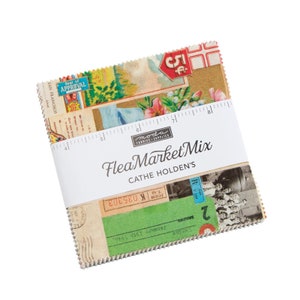 Puede incluir: Un paquete de cuadrados de tela con un tema de mercado de pulgas vintage. Los cuadrados de tela están impresos con imágenes de viejas postales, boletos y otros objetos de época. El paquete está etiquetado como "Flea Market Mix" y "Cathe Holden's".