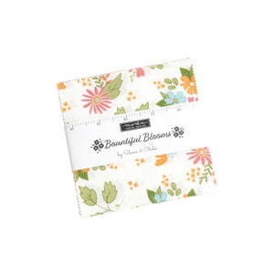 Könnte beinhalten: Eine Packung Stoffquadrate mit weißem Hintergrund und einem Blumenmuster in Rosa-, Orange-, Grün- und Blautönen. Die Stoffquadrate sind mit "Bountiful Blooms by Sherri & Chelsi" beschriftet.