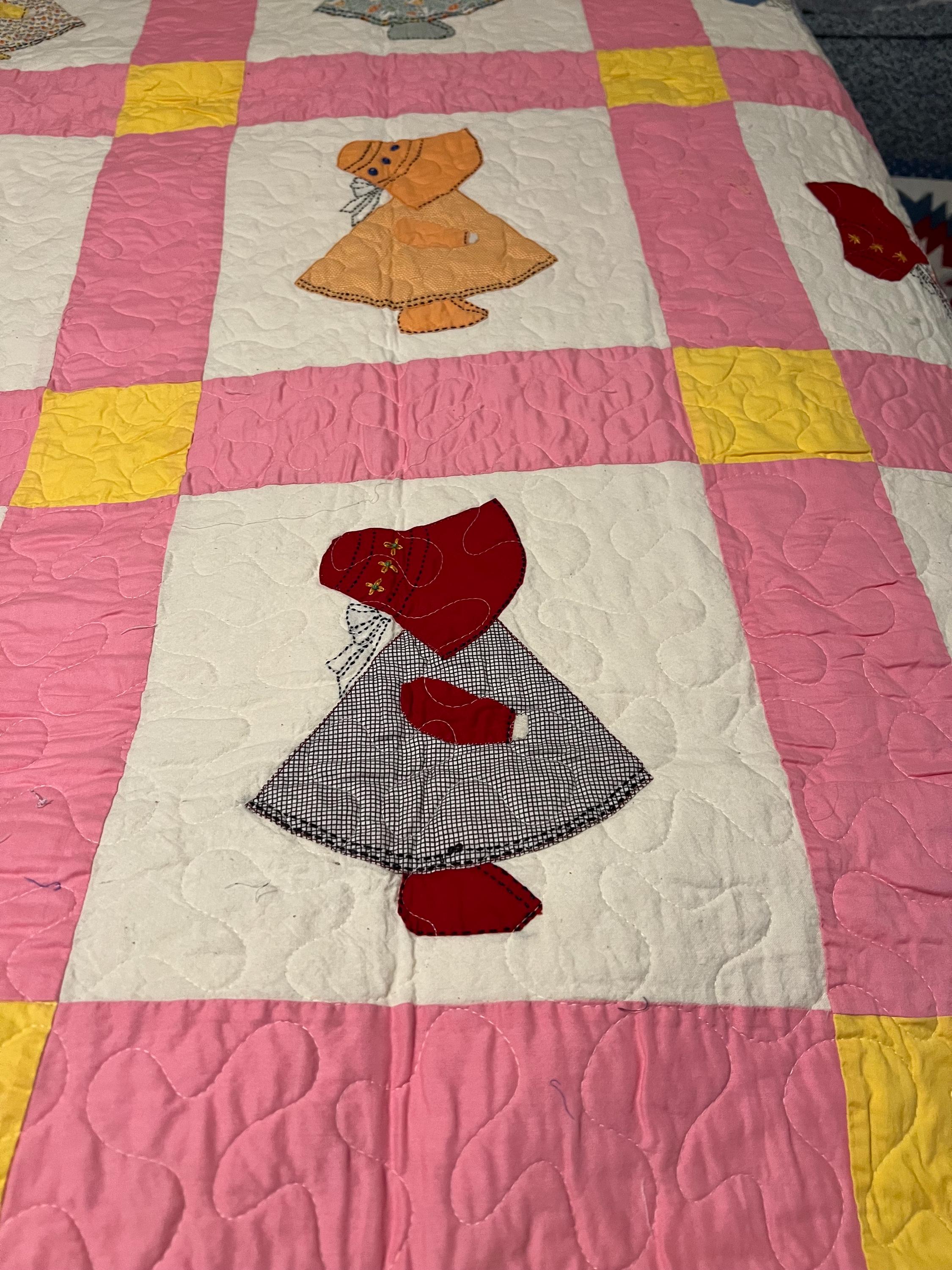 赤と青の花柄ヴィンテージキルトトップ 新しくキルティング 61” x 75