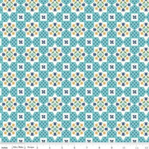 Op de afbeelding: Een herhalend patroon van blauwe, gele en groene bloemenontwerpen op een witte achtergrond. Het patroon doet denken aan een betegelde vloer.