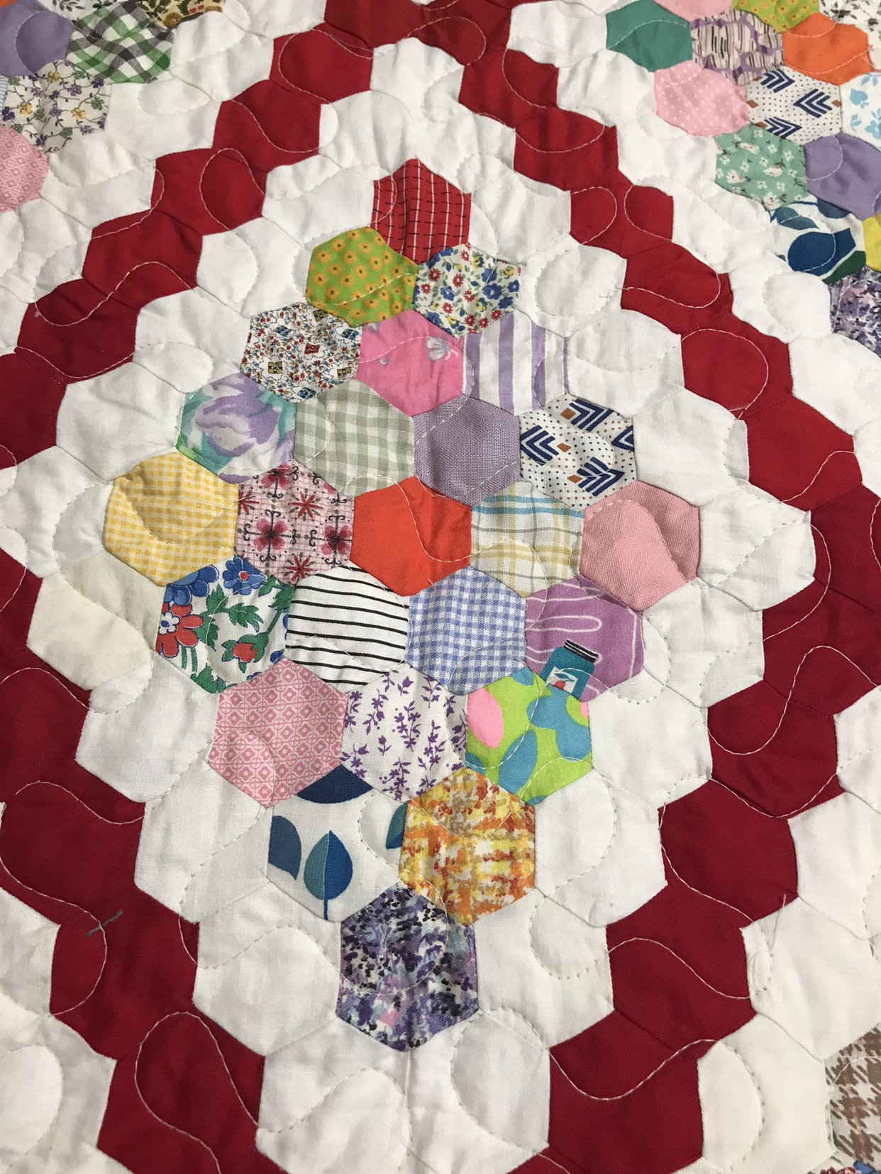 ヴィンテージフィードサックヘキサゴンキルト：手縫いコットン、91 x