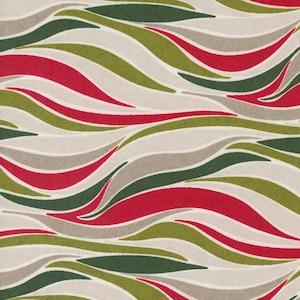 Op de afbeelding: Abstracte patroonstof met golvende lijnen in tinten van groen, rood en beige.