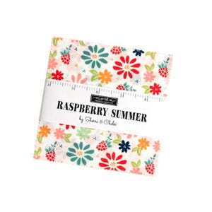 Puede incluir: Un cuadrado de tela blanco con un estampado floral con flores rojas, rosas, amarillas y verdes, hojas verdes y frambuesas rojas. La tela está etiquetada como "Raspberry Summer" por "Sherri & Chelsi".
