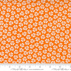 Op de afbeelding: Oranje stof met een wit bloemenpatroon. De stof is een herhalend patroon van kleine witte bloemen op een helder oranje achtergrond.