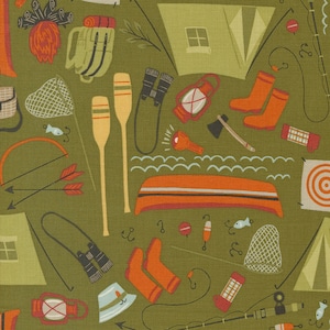 Op de afbeelding: Een groene achtergrond met verschillende illustraties met een camping- en visthema. Er zijn tenten, een kano, visnetten, verrekijkers, lantaarns, peddels, laarzen en meer.
