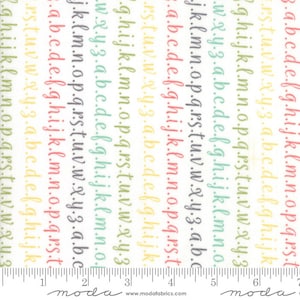Könnte beinhalten: Weißer Stoff mit sich wiederholenden Reihen von bunten Buchstaben in verschiedenen Schriftarten. Die Buchstaben sind in den Farben Rosa, Gelb, Grün und Grau gehalten. Der Stoff ist mit einem Lineal in Zoll gekennzeichnet.
