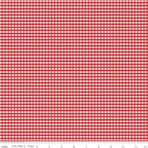 Può includere: Tessuto a quadretti rosso e bianco. Il motivo è costituito da una griglia di quadrati rossi e bianchi. Il tessuto è contrassegnato con pollici lungo il bordo inferiore ed è visibile il testo "Riley Blake Designs".