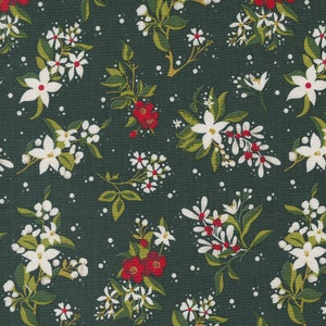 Op de afbeelding: Een donkergroene stof met een herhalend patroon van witte bloemen en rode bessen. De bloemen hebben vijf bloemblaadjes en zijn in trossen gerangschikt. De bessen zijn klein en rond.