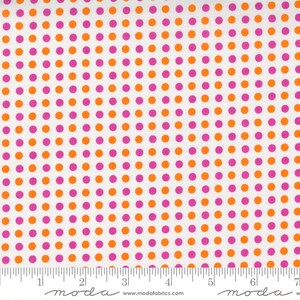 以下が含まれることがあります： オレンジとピンクのドットが繰り返しパターンで描かれた白い生地