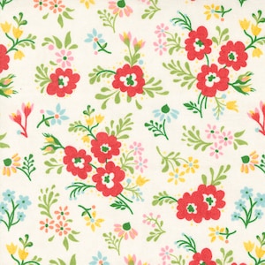 Może przedstawiać: Białe tło z powtarzającym się wzorem czerwonych, różowych, żółtych i niebieskich kwiatów. Kwiaty otoczone są zielonymi liśćmi.