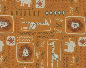Può includere: Tessuto arancione con un motivo ripetuto di animali safari stilizzati, tra cui elefanti, leoni e giraffe, in bianco e marrone. Il design presenta anche soli, alberi e forme geometriche.