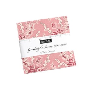 Puede incluir: Un cuadrado de tela rosa con un patrón floral blanco y el texto "Goodnight Irene 1890-1920 by Betsy Chutchian" impreso en una etiqueta blanca.