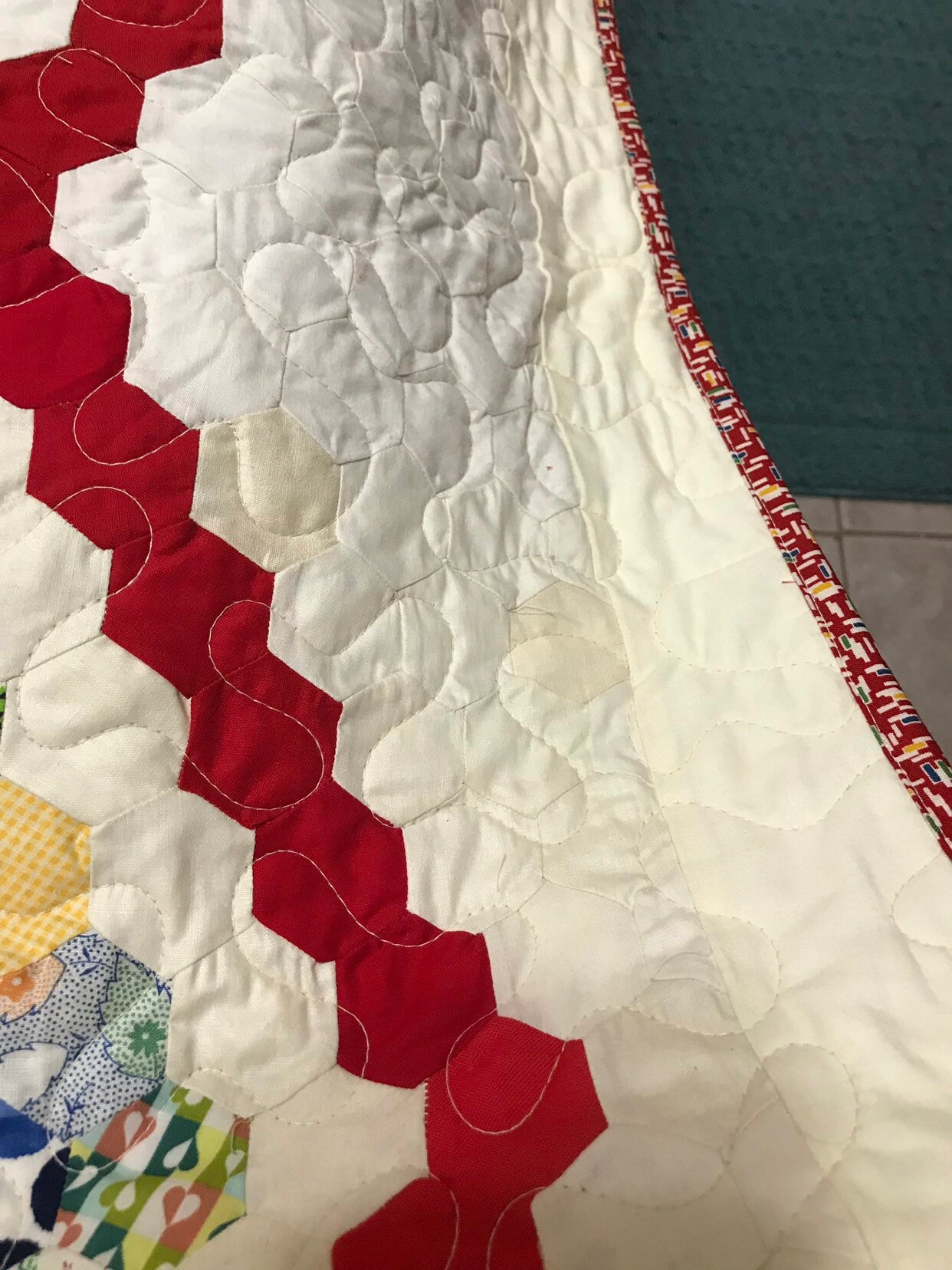 ヴィンテージフィードサックヘキサゴンキルト：手縫いコットン、91 x