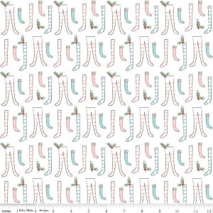 Peut inclure: Tissu blanc avec un motif répété de bas rayés roses et bleus avec une petite branche de houx au sommet de chaque bas.