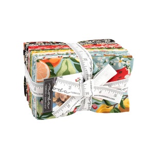 Peut inclure: Un lot de 18 carrés de tissu colorés avec un motif de fruits et de fleurs. Les carrés de tissu sont liés ensemble par un ruban blanc et un ruban à mesurer. Les carrés de tissu sont de la marque Moda Fabrics.