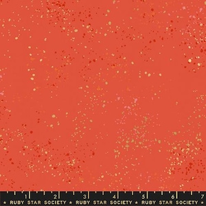 Peut inclure: Tissu rouge avec un motif moucheté de points dorés et orange. Le tissu a un léger brillant et une texture douce. Le tissu est parfait pour le quilting, la couture et l'artisanat.