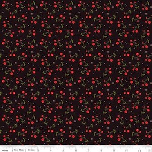 Peut inclure: Un tissu noir avec un motif répété de petites cerises rouges avec des tiges et des feuilles vertes. Le tissu mesure 12 pouces de large et a une règle marquée en pouces le long du bas.