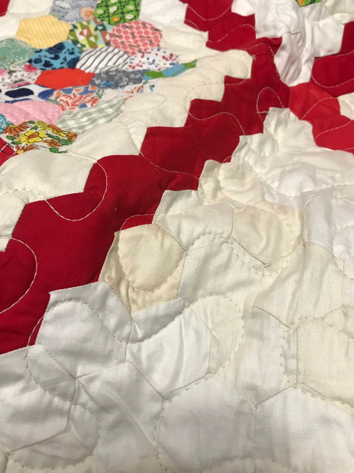 ヴィンテージフィードサックヘキサゴンキルト：手縫いコットン、91 x