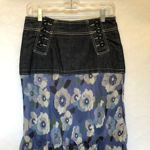 Women&#39;s 28&quot; Waist, Size S Small Skirt / Upcycled Denim Skirt / Blue Denim Floral Silk