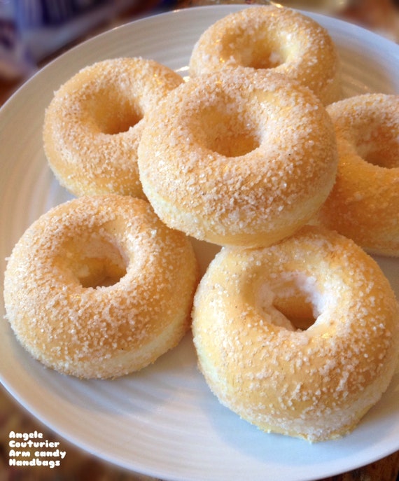Casa de muñecas en miniatura 5 Anillo Donuts con glaseado en un plato