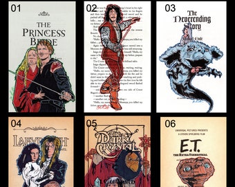 Könnte beinhalten: Eine Sammlung von sechs Kunstdrucken mit Illustrationen aus Filmklassikern wie The Princess Bride, The Neverending Story, Labyrinth, The Dark Crystal und E.T. – Der Außerirdische, jeweils überlagert mit Text von alten Buchseiten.