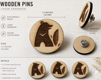 Puede incluir: Broches de madera con diseño de oso grabado con láser. Cada broche mide 30 mm de ancho y está hecho de madera ecológica. Los broches tienen un cierre seguro y son ligeros y duraderos. El texto "WOODEN PINS" y "LASER ENGRAVED" son visibles.