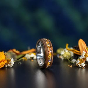 Rosenholz-Blumen-Andenken-Ring, kundenspezifischer Hochzeitsstrauß-Ring, erhaltenes Blumen-Inlay-Band, mehrere Metallkern-Optionen