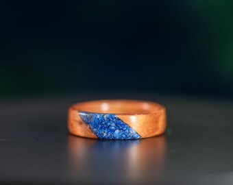 Anillo de madera de secuoya para hombre con incrustaciones de lapislázuli. Banda hecha a mano, núcleo personalizable, joyería con piedra de nacimiento inspirada en la naturaleza.