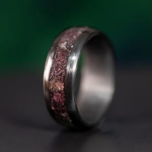 Bague en fibre de carbone | Bague grenat | Bague légère | Pierre de naissance de janvier | Bague pour homme noire | Alliance |