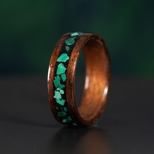 Anillo de madera para hombre con incrustaciones de malaquita y turmalina negra. Boda, compromiso y aniversario. Palisandro africano ahumado.