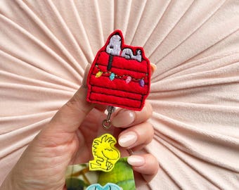 Porta badge retrattile a forma di cagnolino carino su una cuccia / Porta badge permanente retrattile / Clip per badge a forma di cucciolo kawaii per infermieri, insegnanti e personale
