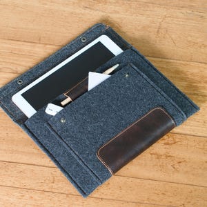 Funda de fieltro para reMarkable 2 y Paper Pro. Estuche con portalápices, bolsillos y detalles de cuero combinados con fieltro gris bicolor.