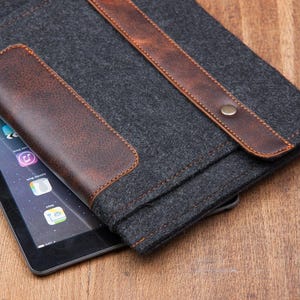 Funda de fieltro para iPad. Funda para iPad Pro y iPad Air con portalápices, bolsillos y detalles de piel. +7 diseños de fundas a elegir.