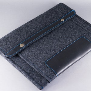 Étui en feutre fait main avec porte-stylo pour reMarkable 2 et Paper Pro - Poches avant/arrière et détails en cuir noir avec fil contrastant.