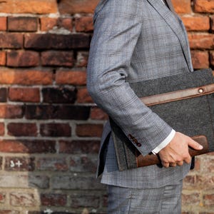 Filztasche für Microsoft Surface. Tasche für Surface Pro und Go mit Stifthalter, Taschen und Leder-Details. 7 Farben zur Auswahl. Bild 2