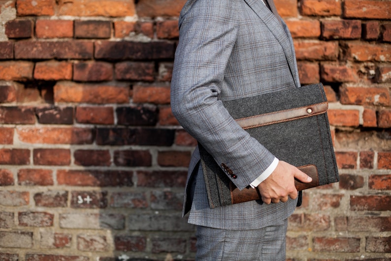 Filztasche für Microsoft Surface. Tasche für Surface Pro und Go mit Stifthalter, Taschen und Leder-Details. 7 Farben zur Auswahl. Bild 2