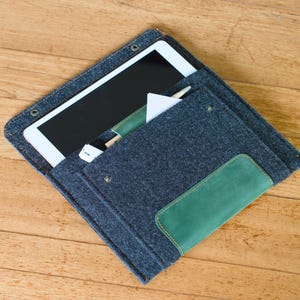 Felt Case for ReMarkable 2 and Remarkable Paper Pro. A sleeve with Pen Holder and Pockets. Cover with 10 Color Combinations To Choose From.
