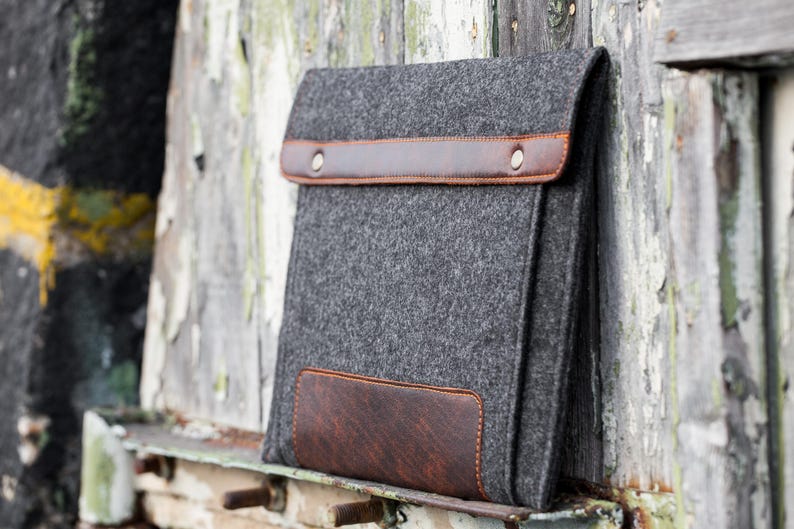 Filztasche für Microsoft Surface. Tasche für Surface Pro und Go mit Stifthalter, Taschen und Leder-Details. 7 Farben zur Auswahl. Bild 1
