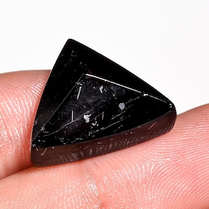 Natuurlijke shungiet cabochon in driehoekvorm losse edelsteen voor het maken van sieraden 18,5 kt. 17 x 17 x 9 mm ST-39 gratis en expresverzending