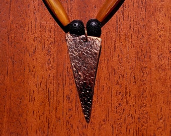 Triângulo de cobre texturizado de 2 1/2" em osso e colar de contas turquesa - 25"