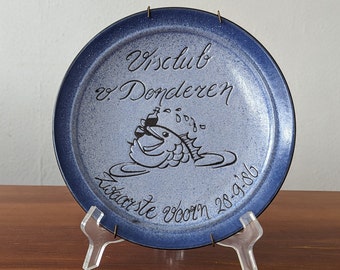 Visserijwandbord, blauw bord, visclub v Donderen, vistrofee, zwaarste voorn, blauw wandbord, trofee 86, muurhanger, voorn trofee