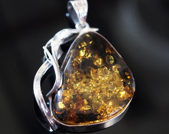 16,2g Genuine Baltic Amber Pendant, Green/Cognac Elegant Baltic Amber Pendant